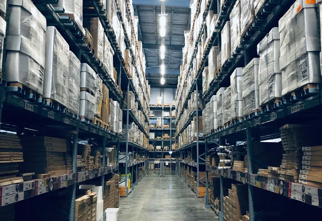 Pasillo de estanterías de un almacén con cajas apiladas