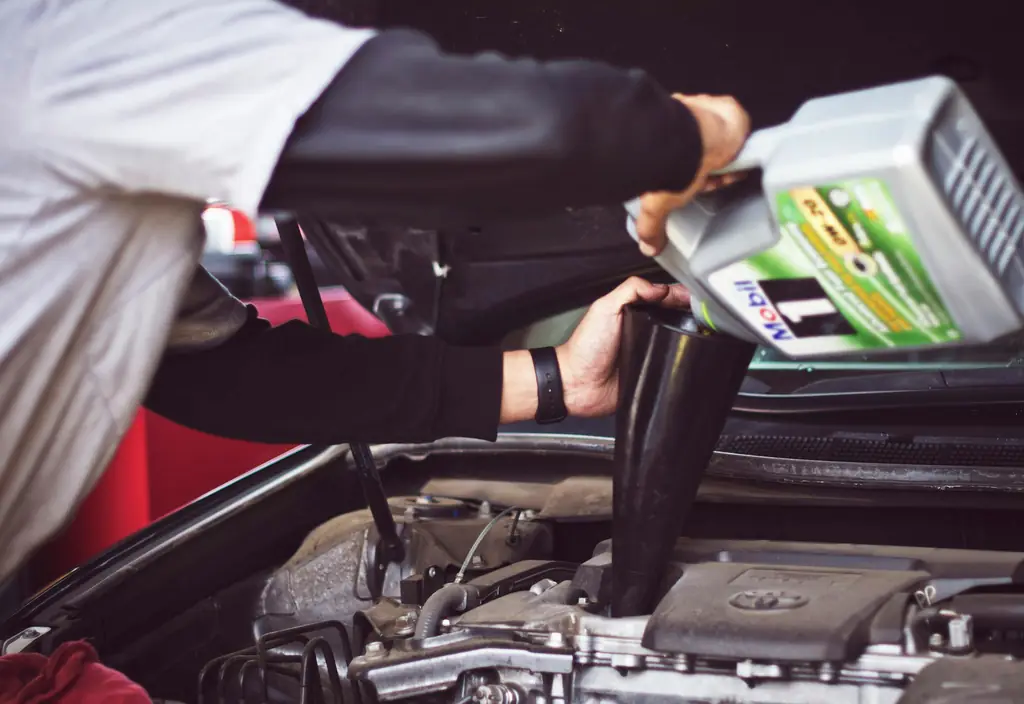 Mecánico trabajando en el motor de un vehículo