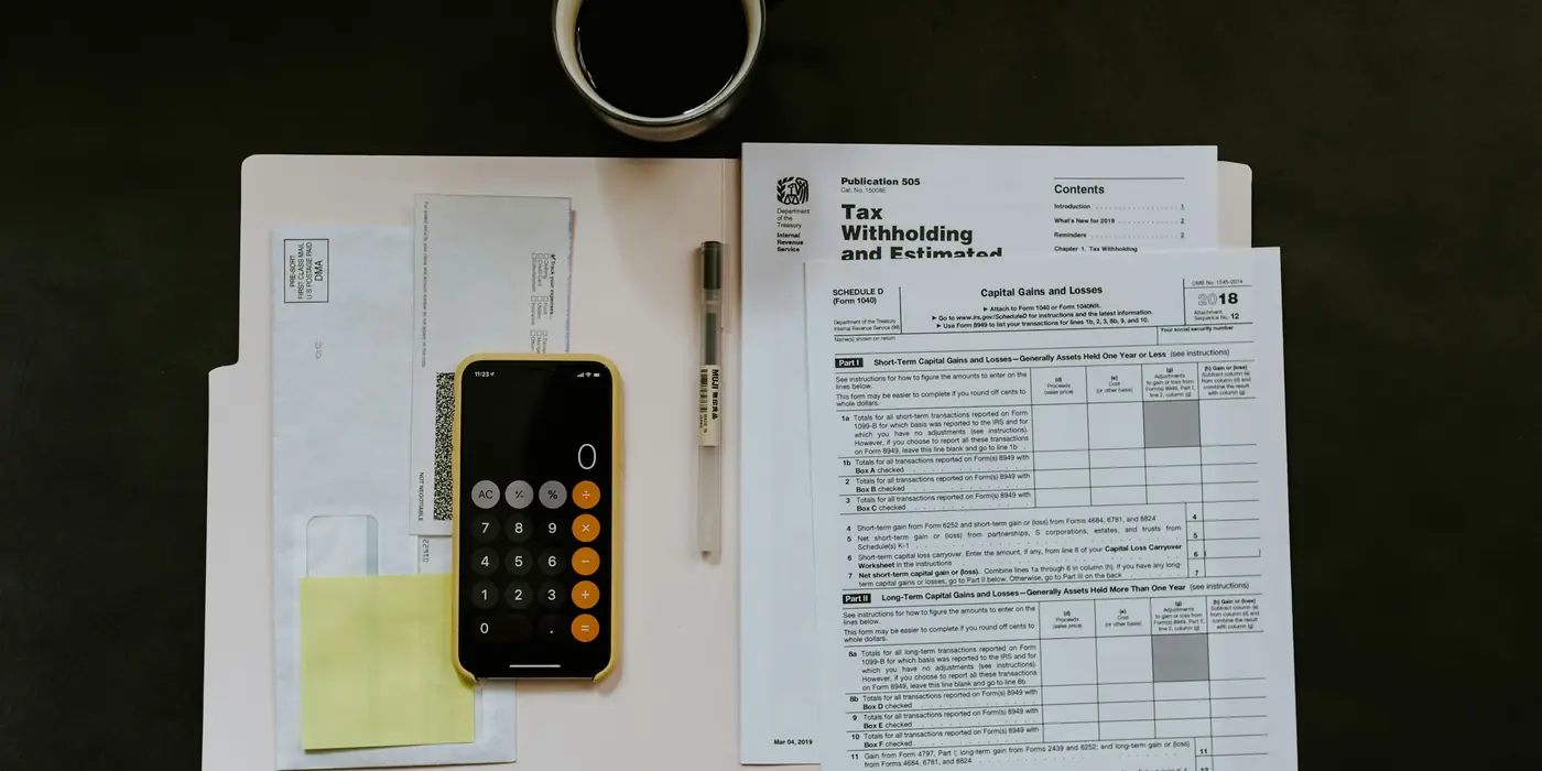 Facturas, calculadora y móvil sobre una mesa de trabajo